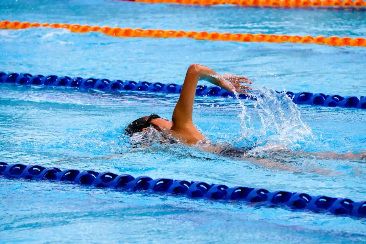 Demonstrating the basic skills in swimming (Basic 2)